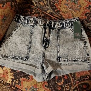 NWT size M Wild Fable (Target) acid wash shortz